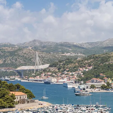 Luka - Two Bedroom アパート